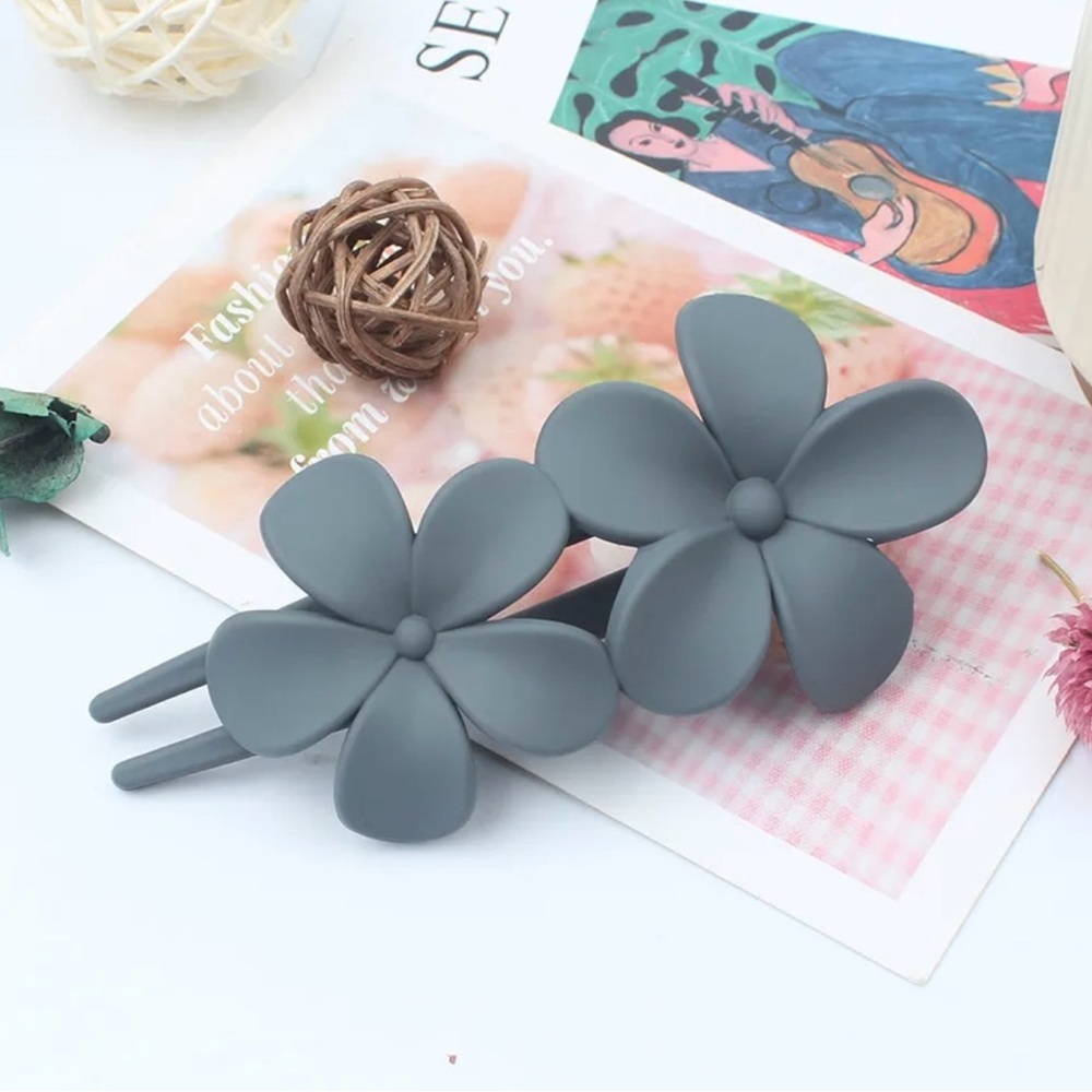 Acrylic floral hair clip - Picture 9 of 10